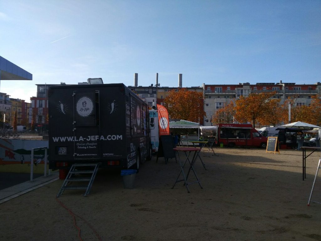 Kaum geht die Sonne auf, bauen die ersten Wagen auf - beim Foodtruck-Festival im Rieselfeld