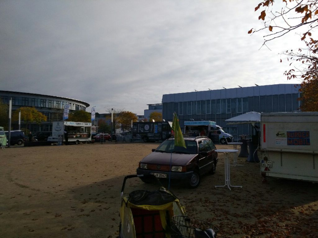 Die ersten Klappen an den Foodtrucks in Freiburg öffnen sich und es kommen immer noch Foodtrucks hinzu