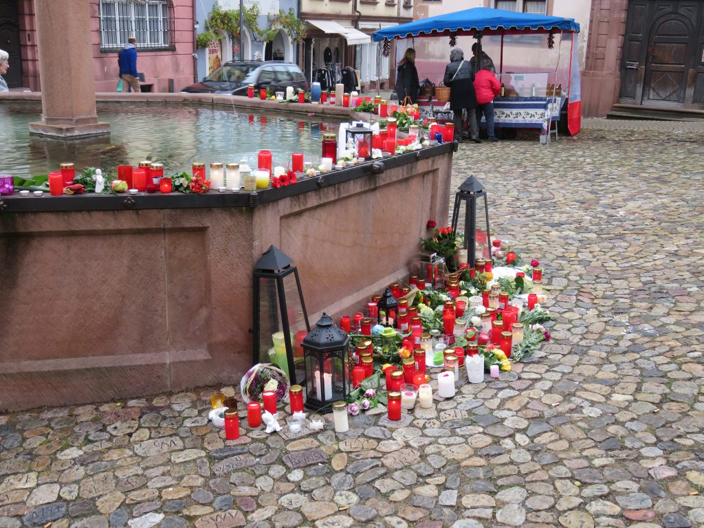 Brunnen Endingen bei Freiburg mit Trauerkerzen