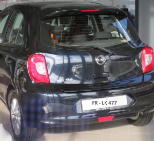 Nissan Micra schwarz (Symbolbild, Fahrzeug ähnlich dem Fluchtfahrzeug)