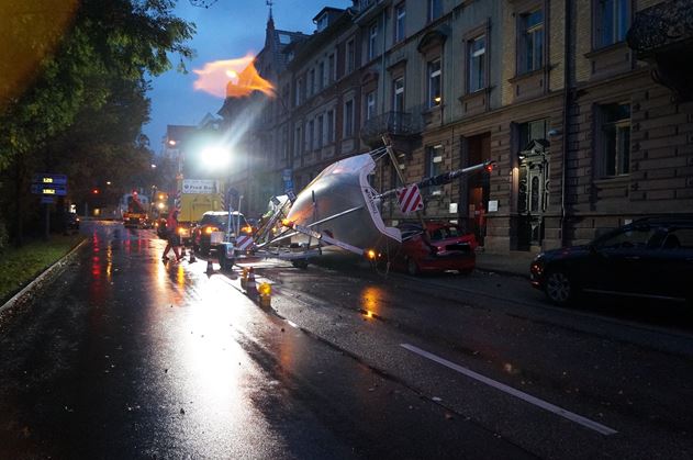 Boot trifft Aufo auf der Schillerstraße in Freiburg (Foto: Polizei)