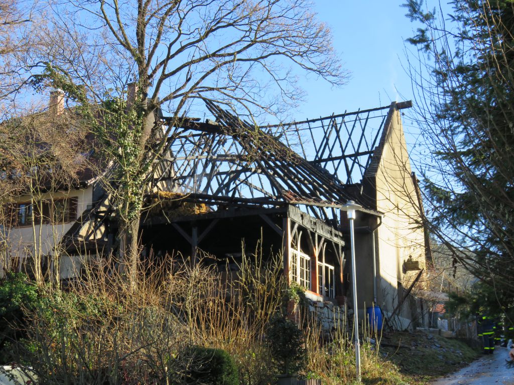 Nur noch das Gerippe steht nach dem Brand in Merzhausen