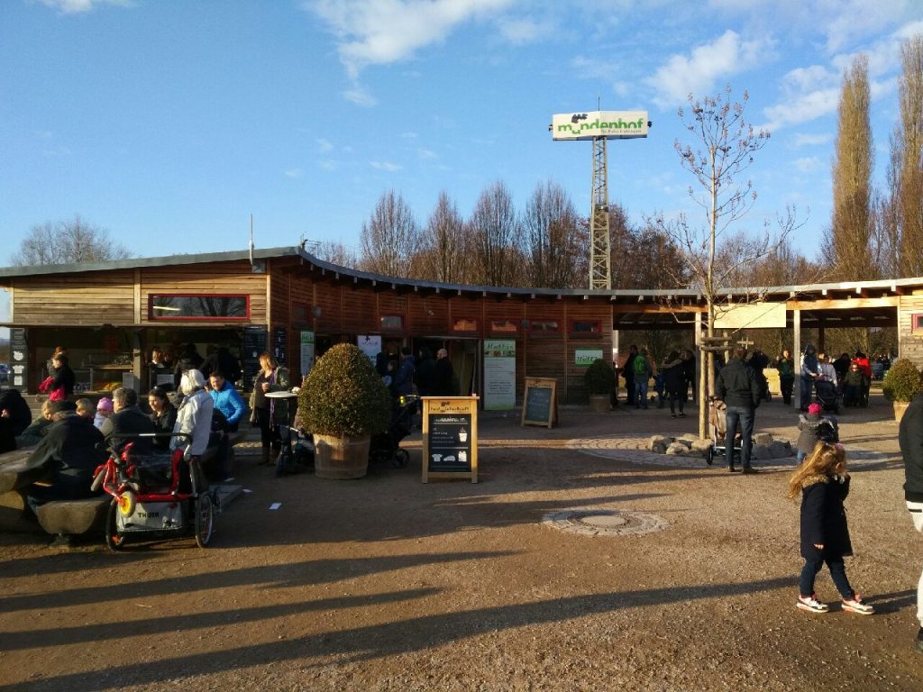 Mundenhof in Freiburg gut besucht zur Saisoneröffnung der Gastronomie