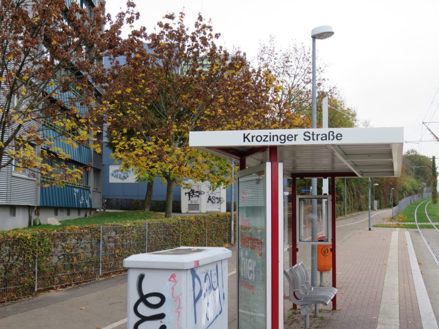 Immer wieder Schauplatz von Überfallen: Haltestelle KROZINGER STRASSE als Tor zum Stadtteil Weingarten in Freiburg