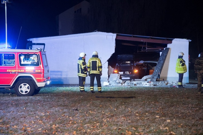 Garagenmauer Müllheim - Einparken Frau