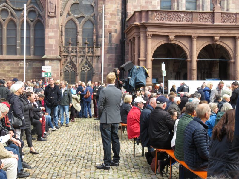 Münsterplatz voll vor Angela Merkel in Freiburg