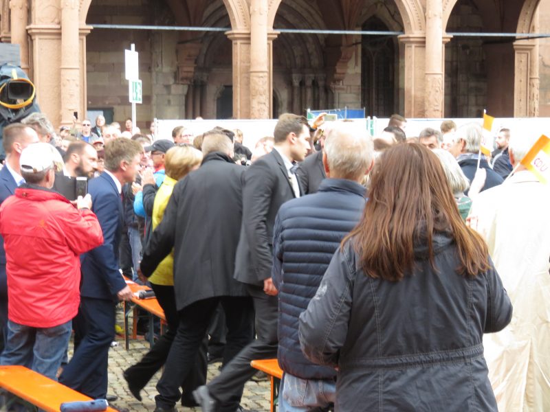 Merkel in der Menge in Freiburg