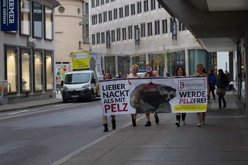 Splitterfasernackt demonstrieren Aktivisten vor Breuninger