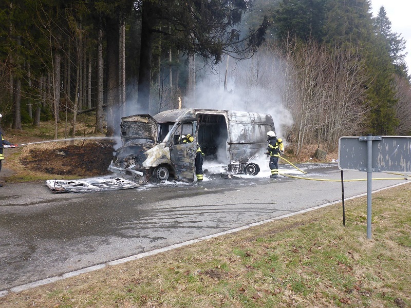 fahrzeugbrand-polizei-titisee-sprinter