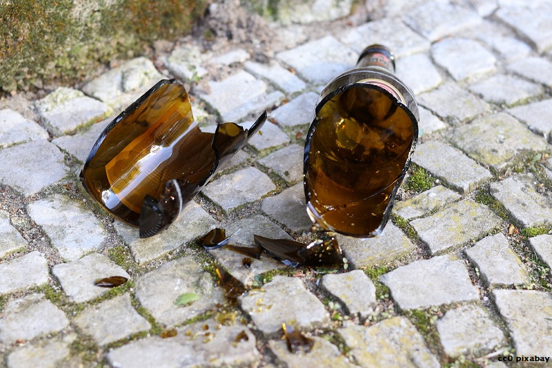 flasche-kaputt-gambier-muellheim-kopf-pixabay