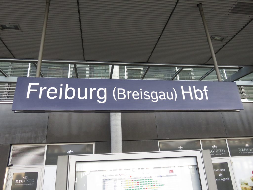 freiburg-bahnhof-schild