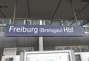 freiburg-bahnhof-schild
