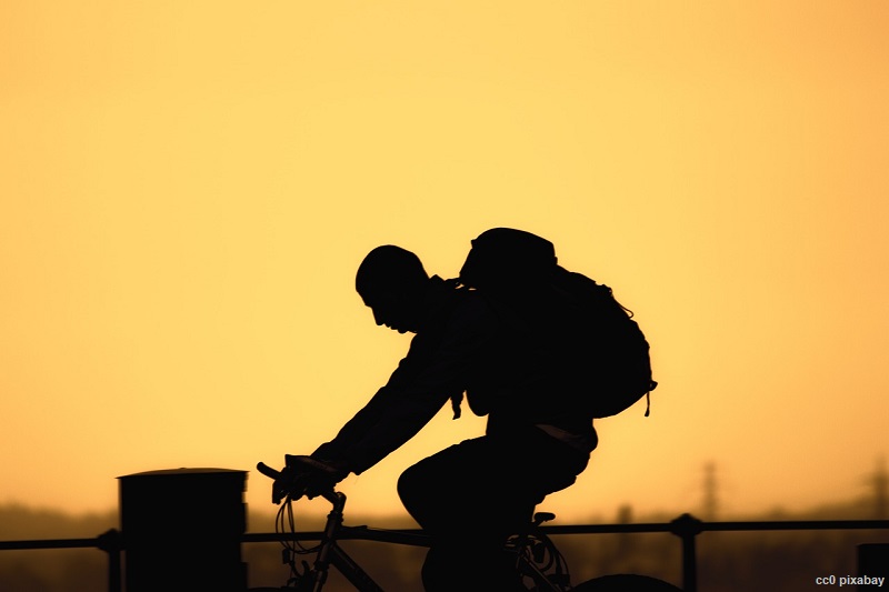 radfahrer-sonnenaufgang-ebike-freiburg-pixabay