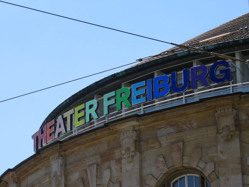 Auch das Theater erschien in Regenbogenfarben