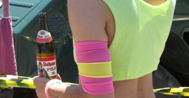 CSD Freiburg 2018: Der eine oder andere Wagenbegleiter löschte seinen Durst aus kleinen braunen Flaschen