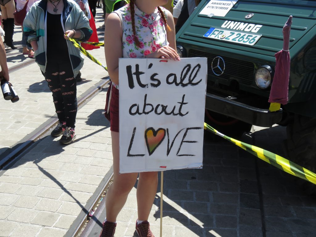 CSD Freiburg: Selbstgemalte Schilder sorgten für Abwechslung