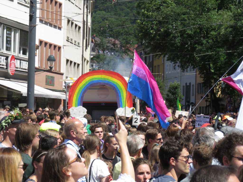 Die Farben des Regenbogens waren auf dem CSD allgegenwärtig