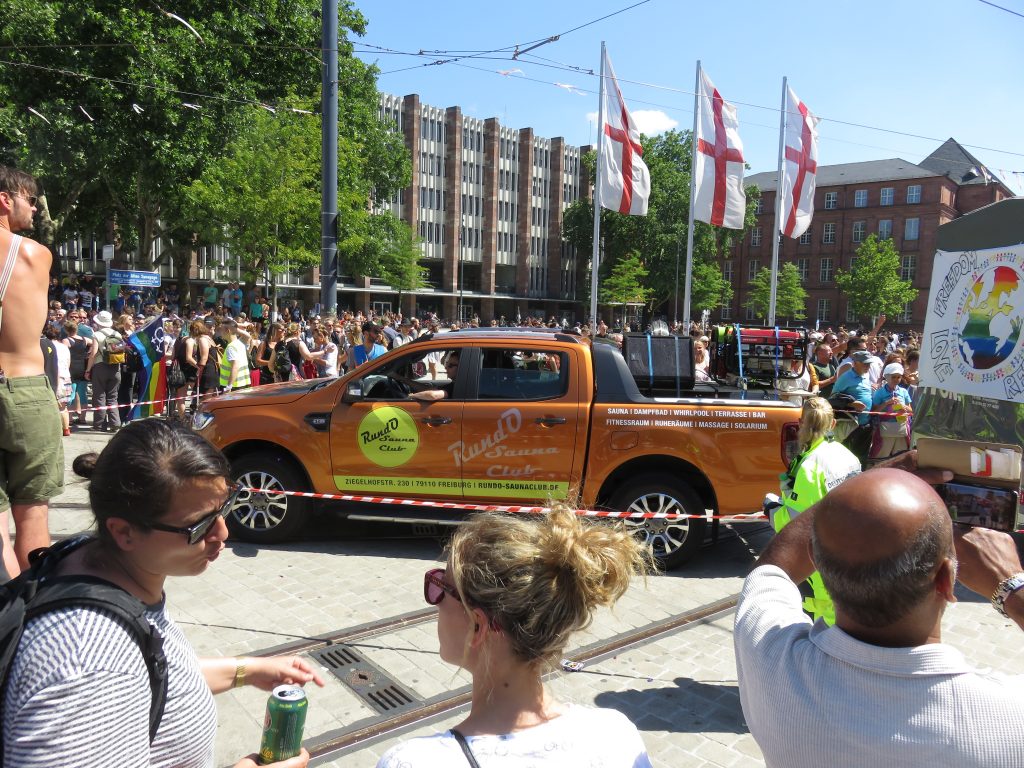 Ein Saunaclub-Betreiber aus Freiburg ließ es sich nicht nehmen, auf dem CSD auf sich hinzuweisen