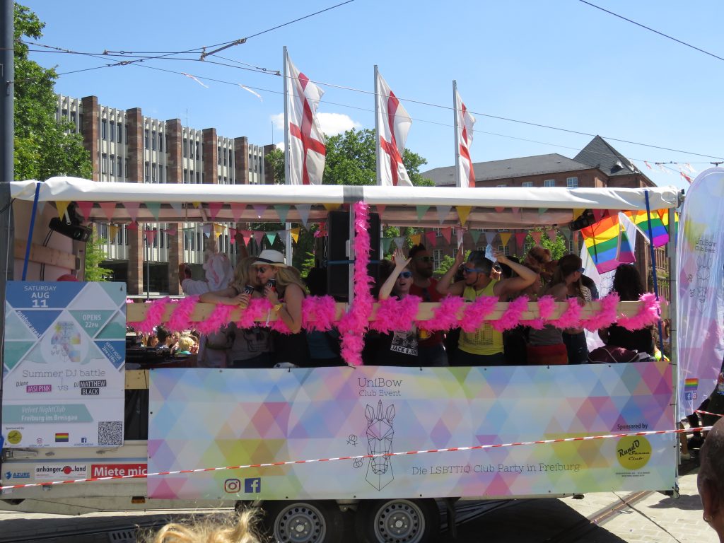 CSD Freiburg - auf dem Wagen und zu Fuß: gute Laune