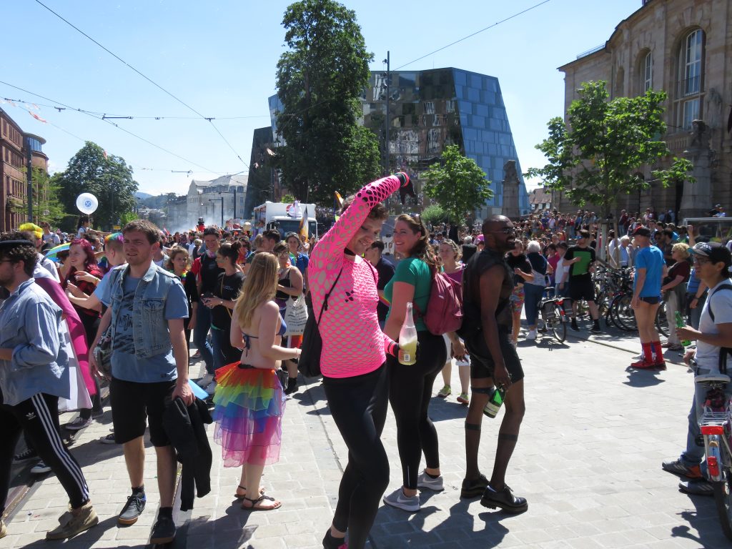 Die Menschen tanzten fröhlich in Freiburg