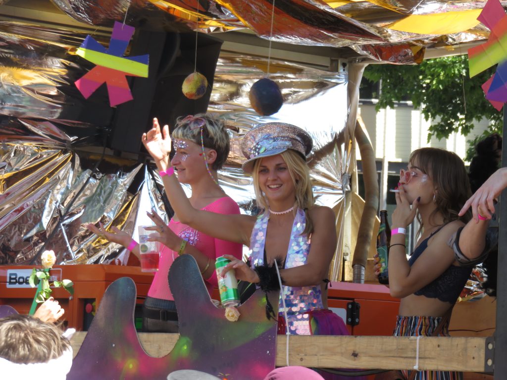 CSD Freiburg 2018 - gute Stimmung auf den Wagen