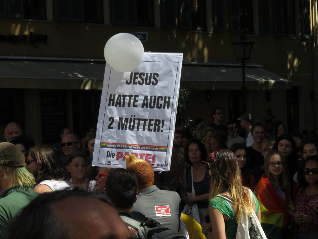 Auch neueste wissenschaftliche Erkenntnisse aus der Religionsforschung fanden ihren Weg auf den CSD in Freiburg