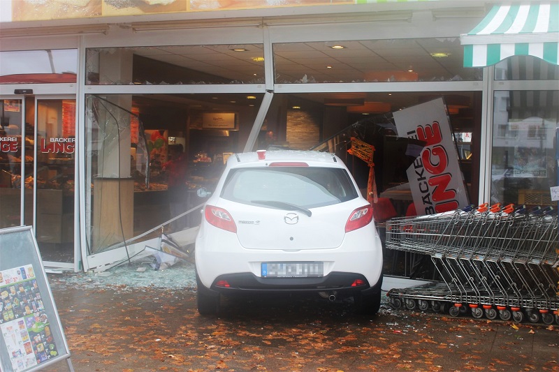 polizei-bayernweg-paderborn-baeckerei-unfall