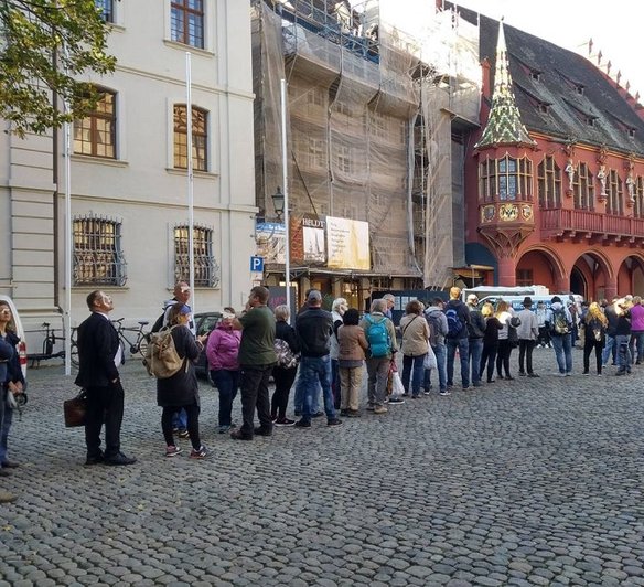 freiburg-null-euro-schlange-ausgabetag