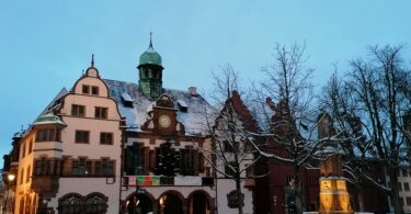 Rathaus-Freiburg-Schnee-Winter-2021