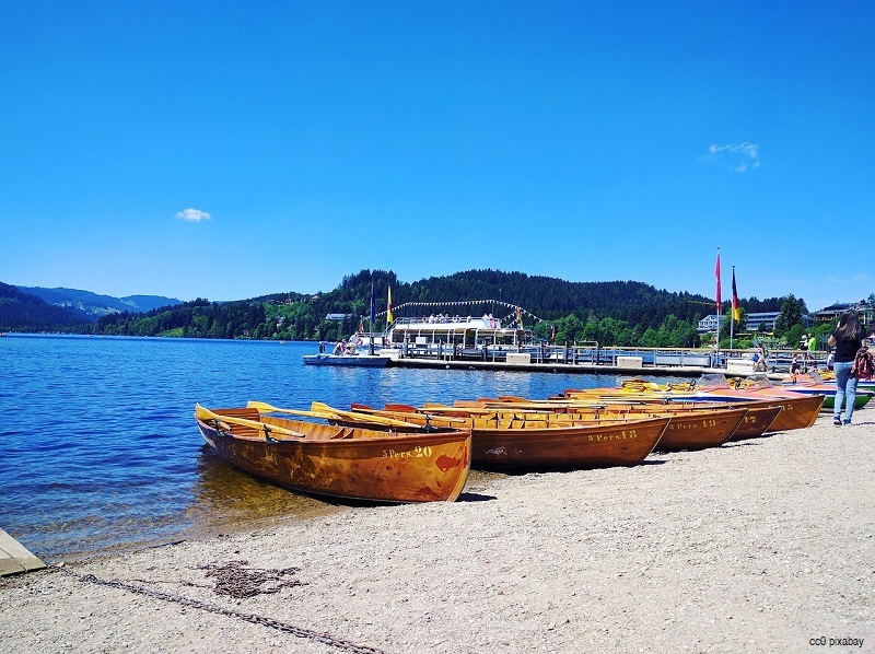 titisee-strand-boote-wasser