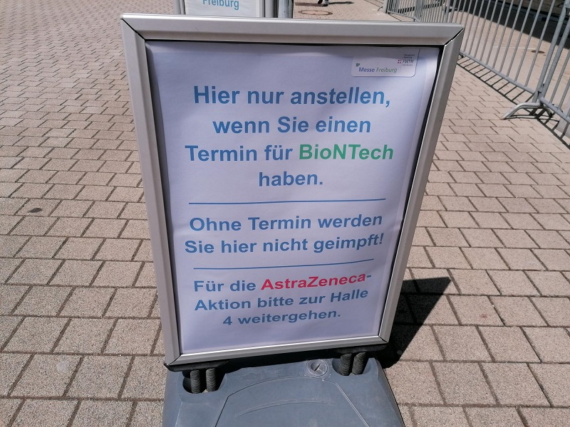 AstraZeneca und Biontech Impfungen - Schild vor der Freiburger Messe