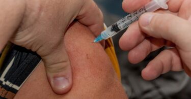 impfung-impfstoff-oberarm