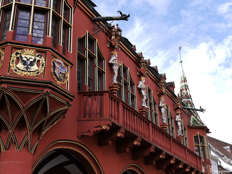 Historisches Kaufhaus Freiburg mit Figuren aus der Habsburger Zeit