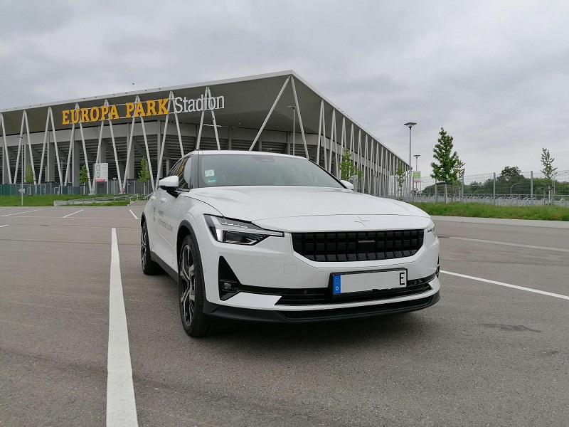 Polestar 2 vor dem Europapark Stadion in Freiburg