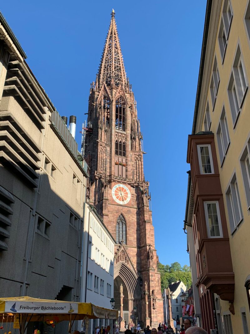 Freiburger Münster - kein Spielplatz für kletternde Jungs