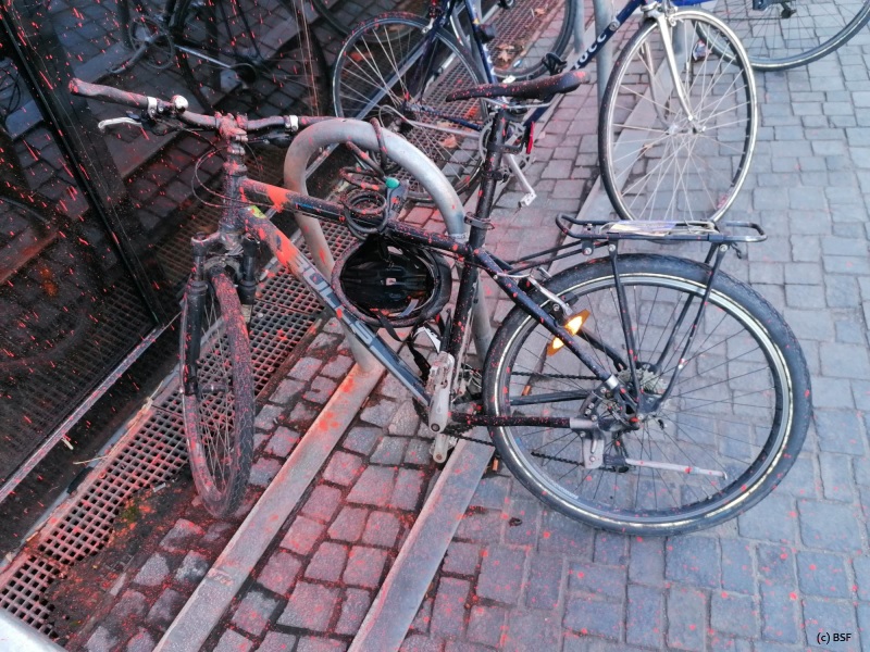 Fahrräder vor der Unibibliothek Freiburg, klimafreundlich versaut von Klima-Aktivisten. Das soll einer verstehen.