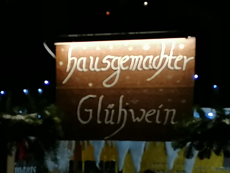 glühwein-stand-weihnachtsmarkt