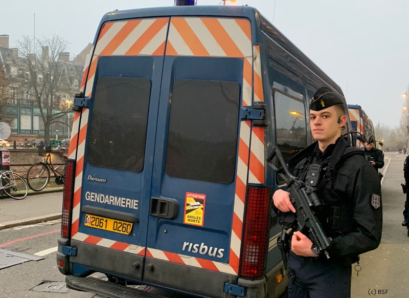 Polizei bewacht die Zufahrten rund um den Weihnachtsmarkt