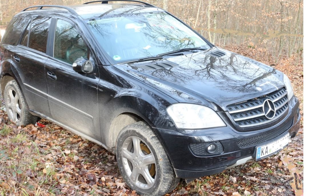 mercedes-ml-schwarz-karlsruhe-wald-toter